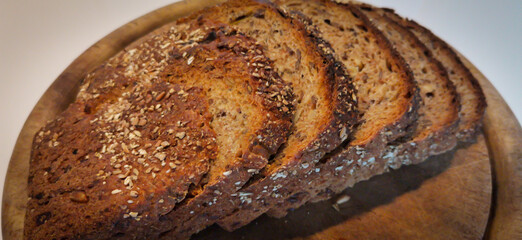 Walnussbrot mit Körnern in Scheiben geschnitten