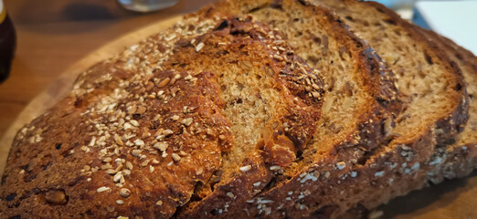Walnussbrot mit Körnern in Scheiben geschnitten