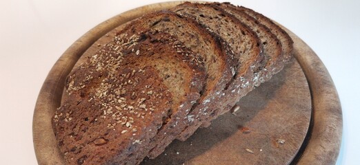 Walnussbrot mit Körnern in Scheiben geschnitten