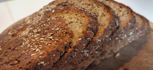 Walnussbrot mit Körnern in Scheiben geschnitten