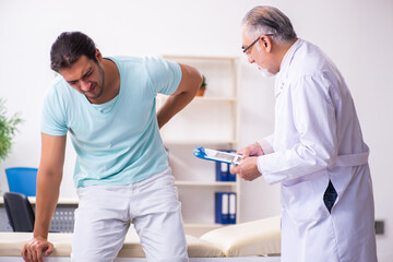 Obraz premium Young male patient visiting experienced doctor