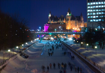 Fototapeta na wymiar Skating on the Rideau Canal in Ottawa
