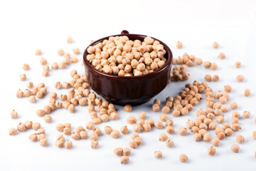 nut krupnym planom. nut na belom fone