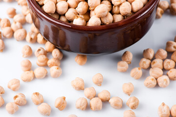 nut krupnym planom. nut na belom fone