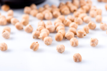 nut krupnym planom. nut na belom fone