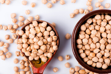 nut krupnym planom. nut na belom fone