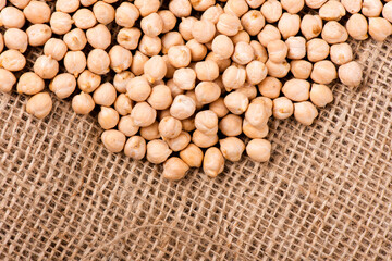 nut krupnym planom. nut na belom fone