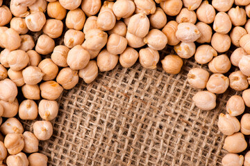 nut krupnym planom. nut na belom fone