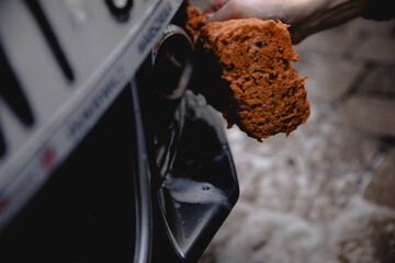 myjnia, mycie samochodu, mężczyzna myje swój samochód © sandrqa