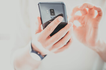 Handy in der Hand der Frau