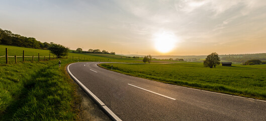 Landstraße im Taunus bei Sonnenuntergang