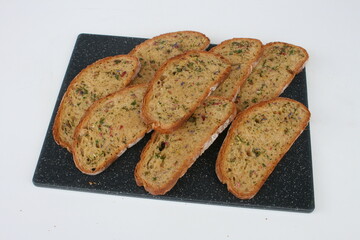 Brotscheiben mit Kräuterbutter gebacken.