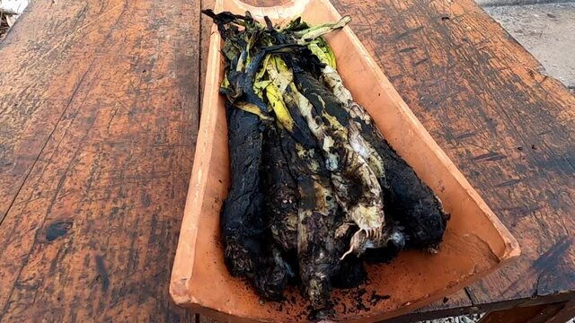 Presentation of catalan typical roasted onions