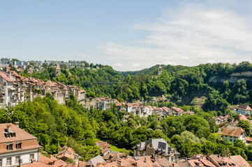 Fototapeta premium Fribourg, Freiburg, Altstadt, Altstadthäuser, Sarine, Saane, Fluss, Unterstadt, historische Häuser, Auquariter, Stadtmauer, Türme, Sommer, Schweiz