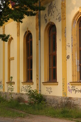 Fototapeta na wymiar duże okna w starym budynku