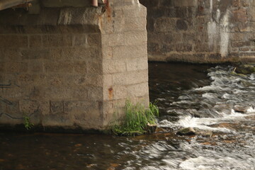 stary  kamienny  most  na  rzece  górskiej - obrazy, fototapety, plakaty
