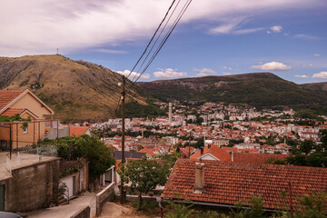 Widok z góry ze wzgórza na zabytkowe miasteczko Mostar w Bośni i Hercegowinie