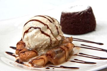 helado de nuez con brownie y chocolate