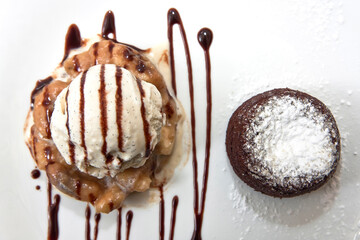 helado de nuez con brownie y chocolate, vista de arriba