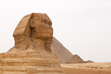 Fototapeta na wymiar The Great Sphinx and the pyramid of Khufu