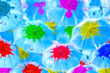 Fototapeta na wymiar Guarda-chuvas transparente e coloridos