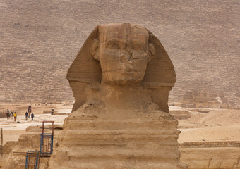 Obraz na płótnie Canvas The Great Sphinx with the backdrop of Pyramid of Khafre