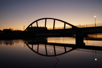 Obraz premium 忘れられた橋