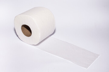 Rollo de papel higiénico sobre fondo blanco