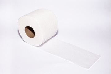 Rollo de papel higiénico sobre fondo blanco