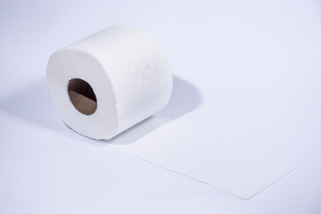 Rollo de papel higiénico sobre fondo blanco