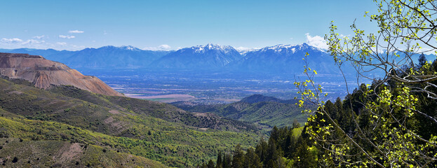 Obraz premium Rocky Mountain Wasatch Front peaks, panorama landscape view from Butterfield Canyon Oquirrh range by Rio Tinto Bingham Copper Mine, Great Salt Lake Valley in fall. Utah, United States.