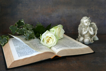 Bibel mit weißen Rosen
