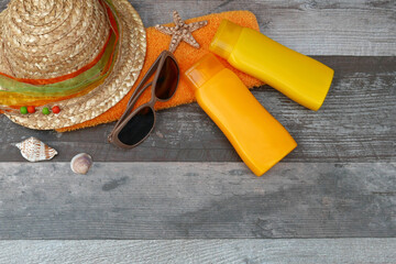 Hut mit Brille und Sonnenmilch