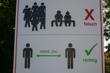 Hinweisschild zu Abstandsregelungen, Mindestabstand 2 m halten, keine Gruppenbildung