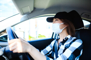 運転をするマスク姿の女性