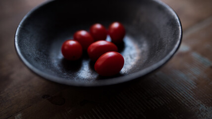 tomates cereja em prato escuro