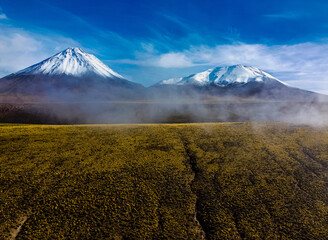 El Volcán Licancabur junto a su hermano Jurique  desde el camino a Paso Jama desde los aires 