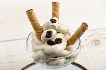 Mousse di caffè con cialde ripiene