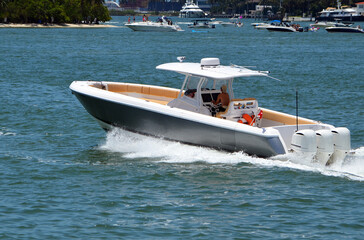 Obraz premium Motor boat speeding on the Florida Intra-Coastal Waterway off of Miami Beach.