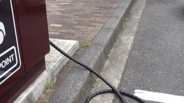 充電中の電気自動車　イメージ