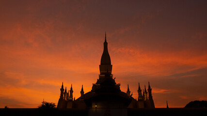 Fototapeta premium Pha That Luang Vientiane Golden Pagoda in Vientiane, Laos. sunset sky background beautiful.