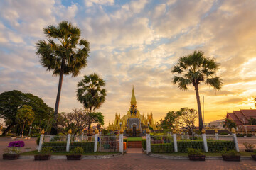 Fototapeta na wymiar Pha That Luang Vientiane Golden Pagoda in Vientiane, Laos. sunset sky background beautiful.