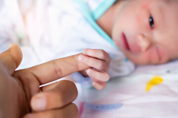 Obraz na płótnie Canvas Small delicate little hand of newborn - close portrait