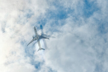 雲上飛行機体とその影