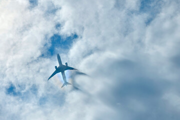 雲上飛行機体とその影