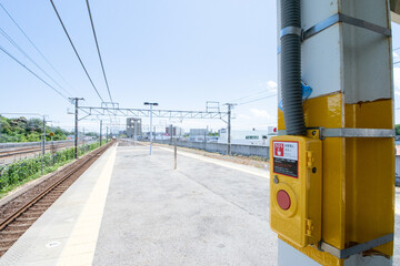 電車の駅の非常ボタン