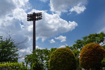 空に向かってそびえ立つ照明塔