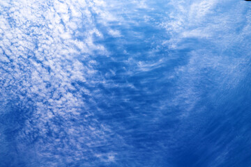 空に浮かぶうろこ雲　背景素材