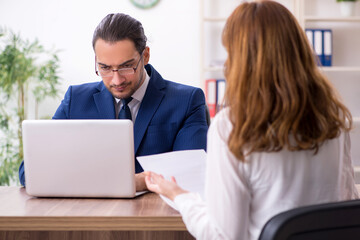 Obraz premium Business meeting between businessman and businesswoman