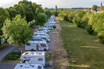 Viele Wohnmobile auf einem Wohnmobilstellplatz